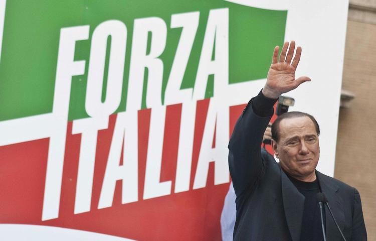 Slagen. Berlusconi taler til sine tilhængere i Rom. 