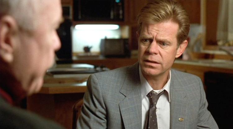 FARGO. William H. Macy spiller bilsælgeren Jerry Lundegaard, der udtænker en desperat plan for at komme ud af sine økonomiske problemer. Tv-serien Fargo vil præsentere en ny fortælling, men vil samtidig være tro mod filmoriginalen. 