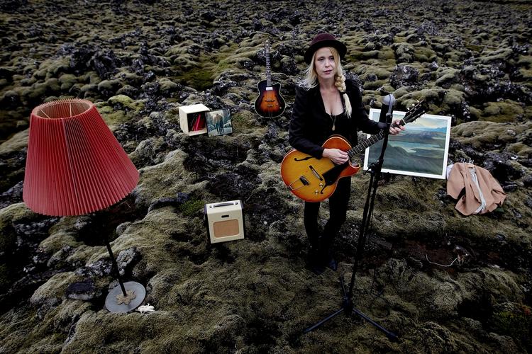 Dickow. Den 35-årige sanger har slået rod i Reykjavik sammen med sin islandske kæreste. Parret venter barn nr. 2 til efteråret, og det skubber til turnéplanen. 