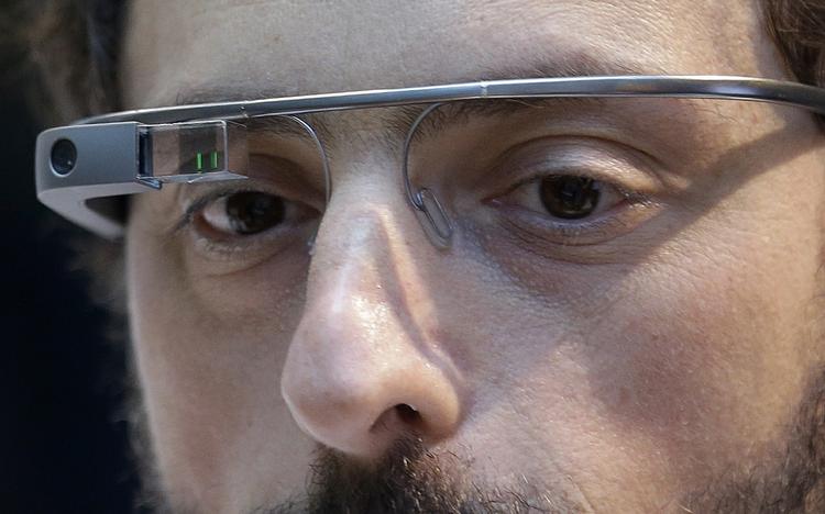 BRILLER. Sergey Brin startede med sin studiekammerat søgemaskinen Google. Her har han et par af virksomhedens briller på, der kan fotografere og gå på nettet. 