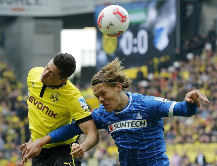 nationalitet. Jannik Vestergaard (th) i en hovedstødsduel med Dortmunds stjerneangriber, Robert Lewandowski. 