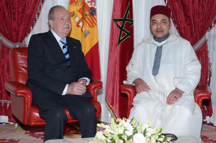 Møde. Spaniens kong Juan Carlos (tv) bad Marokkos kong Mohammed 6. om at benåde nogle spanske fanger, men den ene viste sig at være en dømt seksualforbryder, og det skabte protester. 