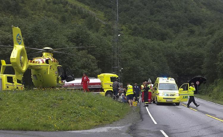 TUNNELBRAND. Lastbilbranden i Norge udløste storalarm, hvor et stort antal brandmænd og redningsarbejdere blev dirigeret til tunnellen. 