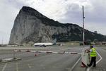 ADGANG. Hovedfærdselsåren mellem Gibraltar og Spanien krydser det britiske områdes flylandingsbane. 