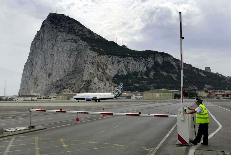 ADGANG. Hovedfærdselsåren mellem Gibraltar og Spanien krydser det britiske områdes flylandingsbane. 
