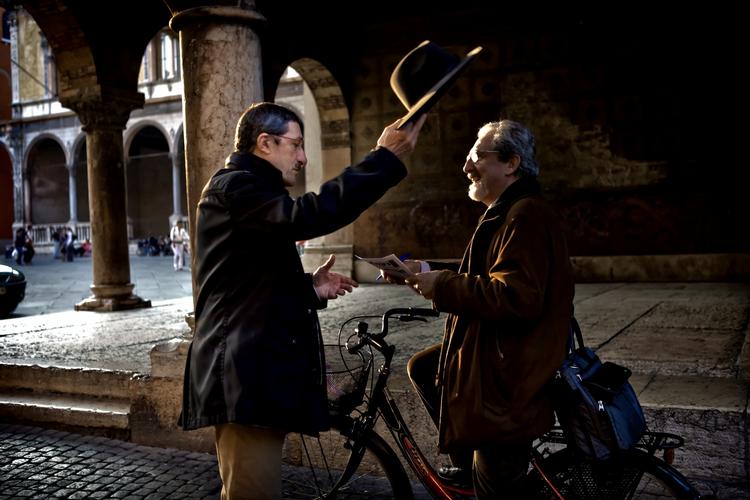 Italien. Gamle venner møder hinanden på gaden i Verona. 
