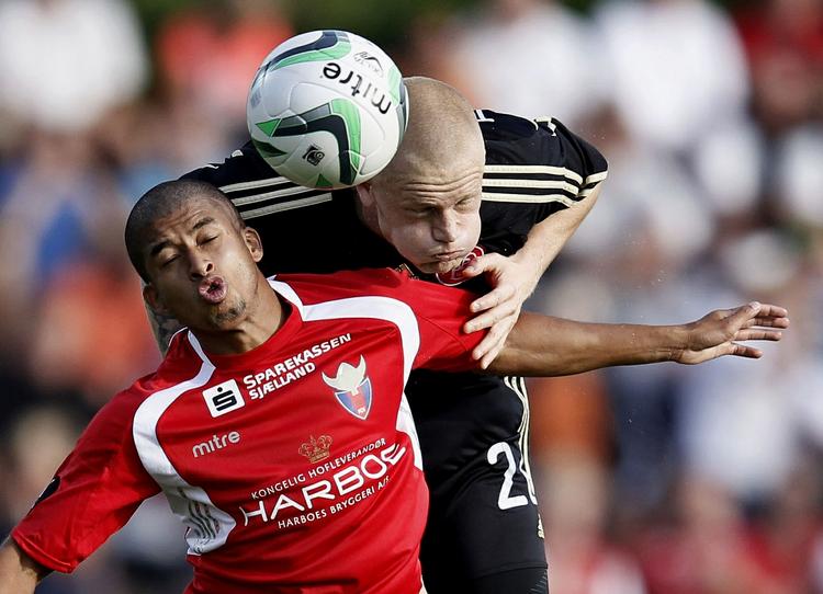 Dule. FC Vestsjællands Thiago Pinto Borges og AaBs Rasmus Thelander. 