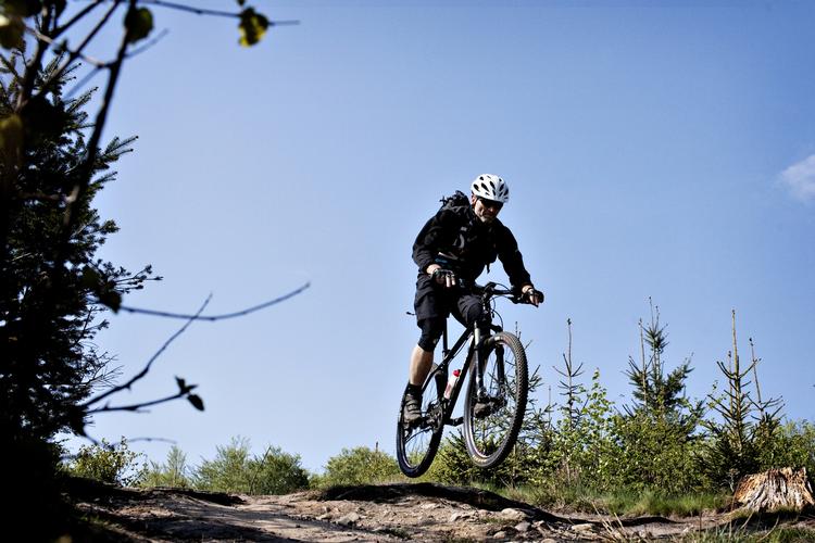 STORHED. Søren Svendsen har gjort det i mange år. Nu viser videnskabelige forsøg, at han kan køre hurtigere på de store hjul. Arkivfoto. 