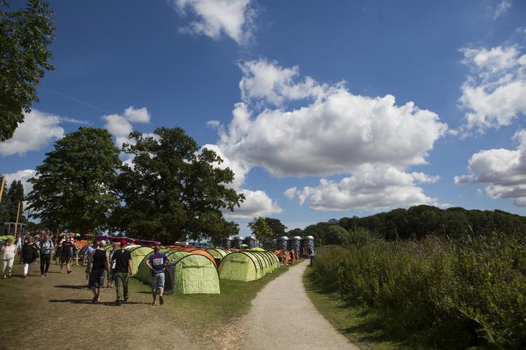 Camping. Smukfest har mange forskellige teltområder, da gæsterne ikke kan bo i bøgeskoven, hvor musikken spiller. 