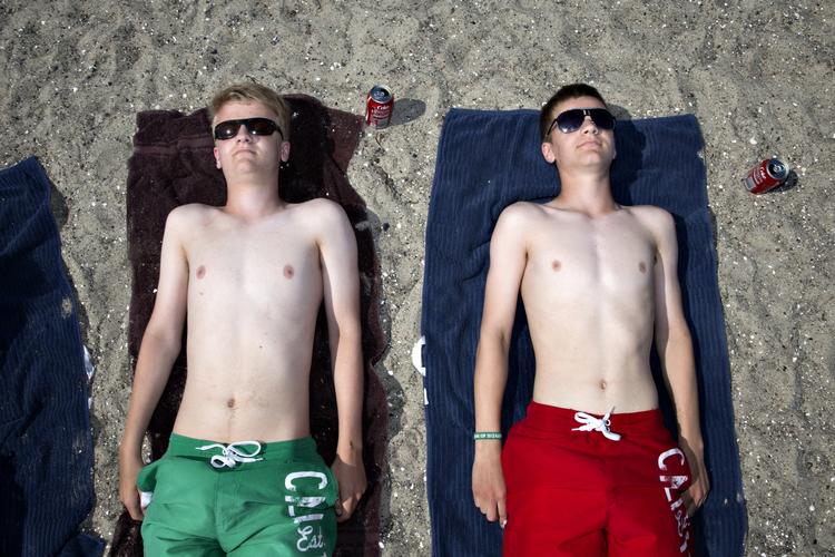 STRANDTUR. Det er nok ikke alle, der nyder vejret så meget som de her to. Landets afgrøder fik for eksempel meget lidt nedbør i juli. 