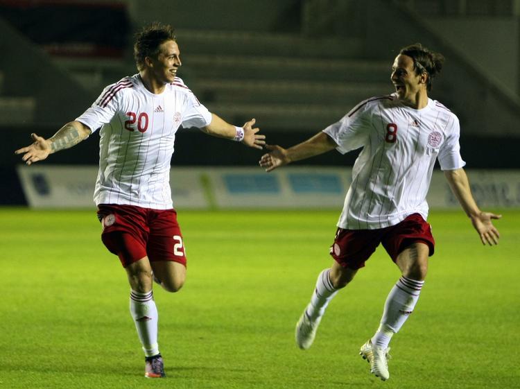 Med. Nicki Bille (tv) og Mike Jensen (th) under en U20-landskamp i 2010. Nu kan de få spilletid sammen på A-holdet. 