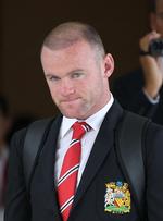 udlængsel. Wayne Rooney har ikke været meget med i Manchester Uniteds optakt til Premier League-sæsonen. Her ankommer han til Bangkok 11. juli for dagen efter at tage tilbage til England på grund af en fiberskade. 