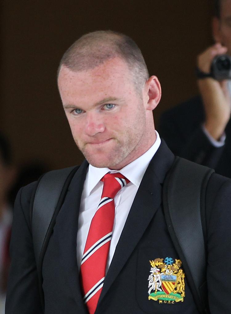 udlængsel. Wayne Rooney har ikke været meget med i Manchester Uniteds optakt til Premier League-sæsonen. Her ankommer han til Bangkok 11. juli for dagen efter at tage tilbage til England på grund af en fiberskade. 