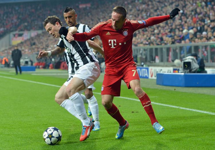 nomineret. Bayerns Franck Ribery (th) på vej forbi to Juventus-spillere i kvartfinalen i Champions League. 
