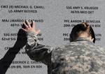 KASERNEANGREB. Soldat ved det mindesmærke, der er rejst for ofrene for massakren på Fort Hood-basen. 