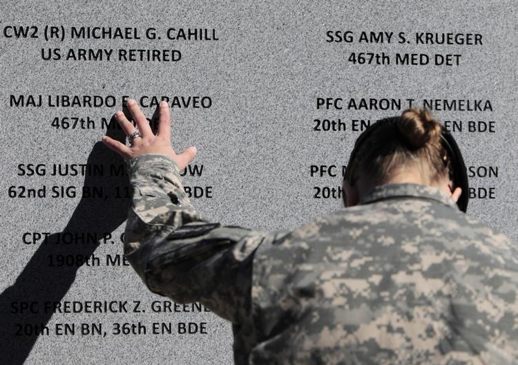 KASERNEANGREB. Soldat ved det mindesmærke, der er rejst for ofrene for massakren på Fort Hood-basen. 
