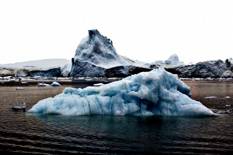 Smelter. Isbjerg flyder ud fra Ilulissat i Grønland. I 2012 smeltede den arktiske is i rekordtempo. 