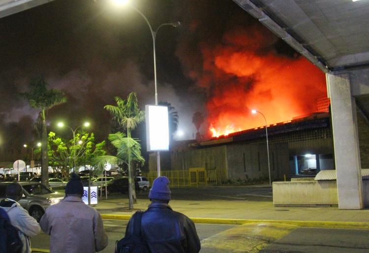 Brand. Flammer og sort røg vælter op fra Jomo Kenyatta International Airport in Nairobi i Kenya. 