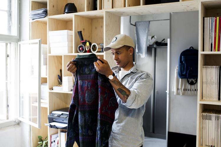 Designkopiering. Designeren Silas Adler står bag en af de små modevirksomheder, der har oplevet at se sit design efterlignet. 