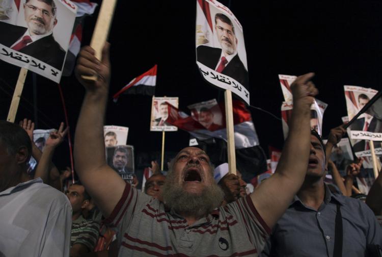 DEMONTRATIONER. Et stort antal tilhængere af Egyptens afsatte præsident Mohamed Morsi demonstrerer nat og dag mod militærets kup. 