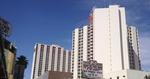 Bastant. Plaza Hotel and Casino i Las Vegas er et par kompakte betonklodser uden ret meget pynt. 