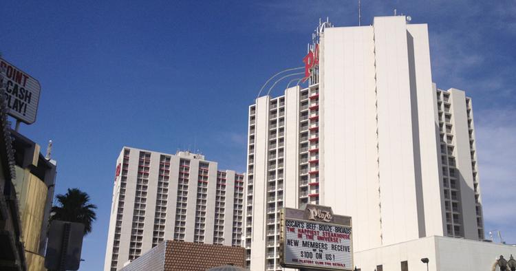 Bastant. Plaza Hotel and Casino i Las Vegas er et par kompakte betonklodser uden ret meget pynt. 