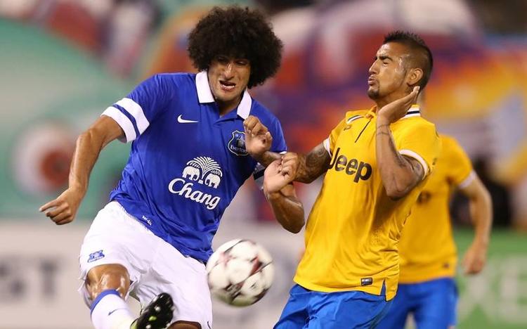 Hårrejsende. Marouane Fellaini  (tv) i aktion mod Juventus i en træningskamp for en uge siden. 