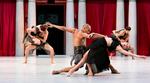 Dans. Tim Rushton sender Dansk Danseteater på krigsstien som imponerende klimaks i årets Summer Dance i Politigården. 