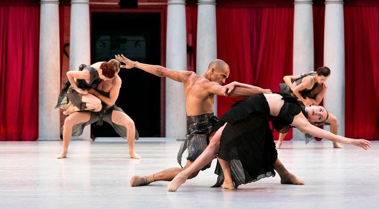 Dans. Tim Rushton sender Dansk Danseteater på krigsstien som imponerende klimaks i årets Summer Dance i Politigården. 