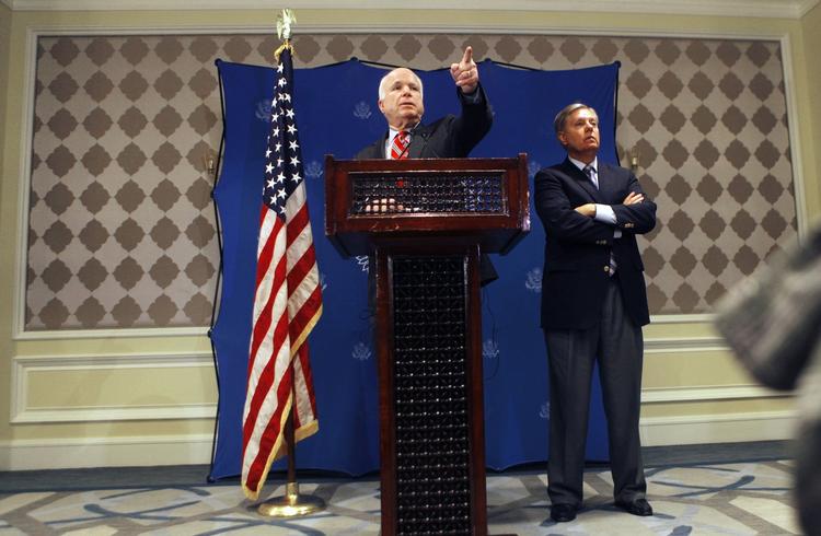 UENIG. Senator John McCain, der tilbage i 2008 var i direkte duel med Barack Obama om præsidentposten i USA, går nu imod USA's officielle holdning til begivenhederne i Egypten. 