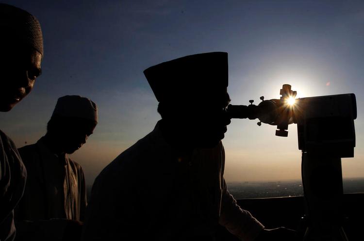 Ramadan. Det arabiske kongerige har på grund af overskyet vejr ikke været i stand til at se nymånen, og er derfor kommet til at fastsætte ramadanens første fastedag en dag for sent. 