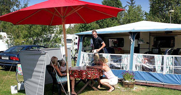 Overlevelse. Det samlede antal af overnatninger for feriehuse, hoteller, campingpladser og feriecentre faldt i juni med 90.000 overnatninger i forhold til samme måned sidste år. 