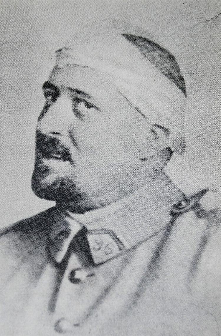 apollinaire. Den franske forfatter ses her på et foto fra 1916 efter under 1. verdenskrig at være blevet såret af en granatsplint, der borede sig ind i tindingen. To år senere døde Apollinaire af den spanske syge. 