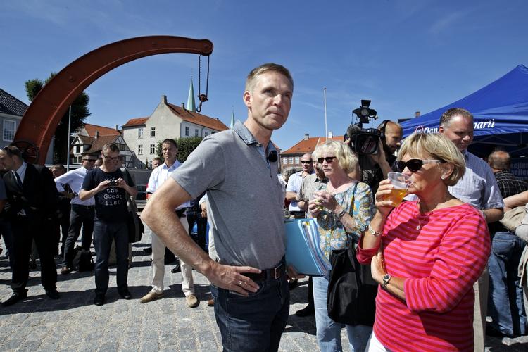 Sommergruppemøde. Der var både kolde fadøl, dansk top-hits og popcorn til de fremmødte ved Dansk Folkepartis sommergruppemøde på Helsingør Havn. Partiet kræver bl.a. en danskhedsforespørgselsdebat i Folketinget. 