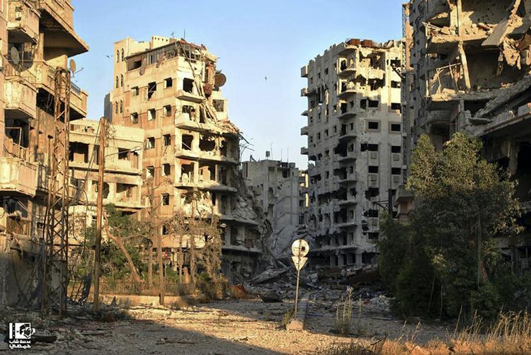 I Jouret al-Shiyah-området i Homs står højhusene som tomme skaller efter intensiv beskyding. 