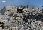 Her ses følgerne af et flyangreb og bombardementer af Karam al-Jabal-området i Aleppo. 