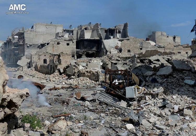 Her ses følgerne af et flyangreb og bombardementer af Karam al-Jabal-området i Aleppo. 