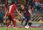 7-1. Barcelonas Neymar (th) udfordrer Thailands Puttinan Wannasri under kampen i Bangkok. 