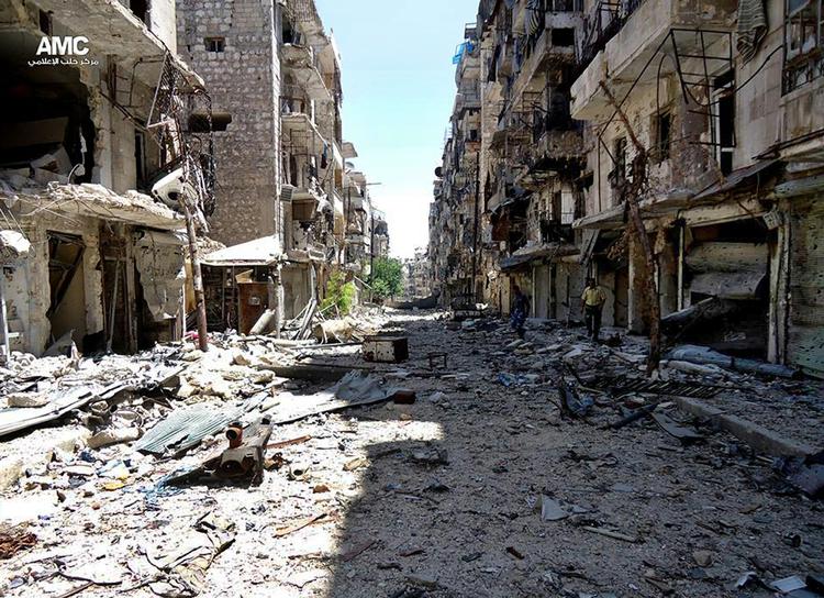 Huse langs Aleppos gader er tydeligvis ramt af mange skud og missiler. 