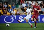 CL. FC Zenits Alexander Kerzhakov scorer til 0-1 i gårsdagens kamp. FC Nordsjællands Ivan Runje kan ikke stoppe ham. 
