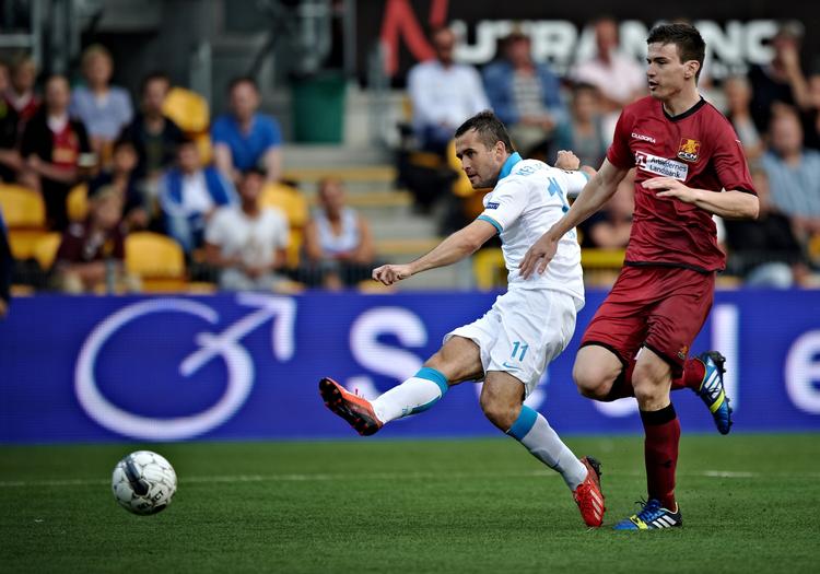 CL. FC Zenits Alexander Kerzhakov scorer til 0-1 i gårsdagens kamp. FC Nordsjællands Ivan Runje kan ikke stoppe ham. 