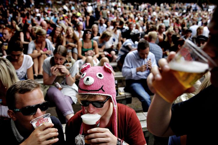 Festivalliv. Der bliver spist, drukket og hørt en masse musik på Smukfest. Det er 'antidagligdag', som festivalen kalder det. 