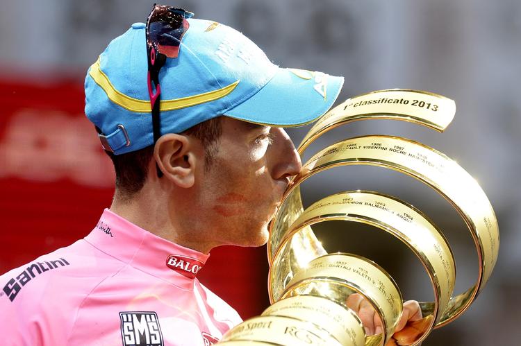 luksushjælper. Vincenzo Nibali kysser trofæet, da han har vundet Giro d'Italia i år. 