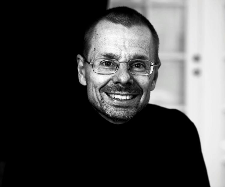 Fastspændt. Psykiaternes formand Thomas Middelboe mener, at mere personale på de lukkede afdelinger kan forebygge bæltefikseringer ved at få opkørte patienter til at falde til ro, inden det er for sent. 