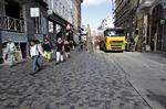 Skjult. Helt ude i højre hjørne af billedet - ved siden af den gule lastbil bag det høje finérhegn - ligger indgangen til tøjbutikken Invasion. 