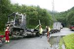 BJÆRGNING. Den udbrændte lastbil trækkes ud fra Gudvangentunnellen. 