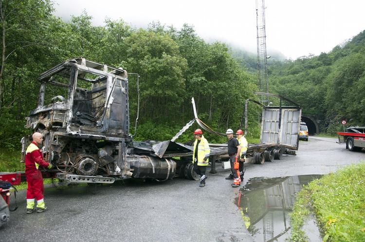 BJÆRGNING. Den udbrændte lastbil trækkes ud fra Gudvangentunnellen. 