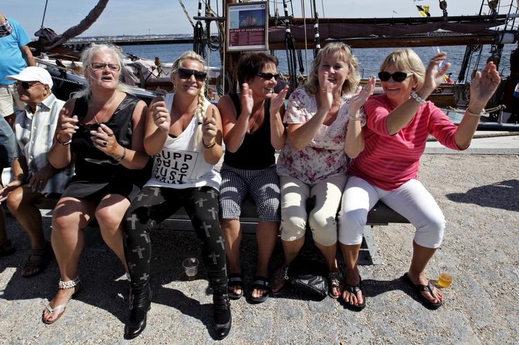 SOMMERGRUPPEMØDE. Dansk Folkeparti inviterede til pressemøde på havnekajen i Helsingør  foran skonnerten 'Halmø'. Sangerinden Gry Johansen underholdt inden pressemødet. Dansk Folkepartis Liselott Brix, Karina Adsbøl, Pia Adelsteen, Karin Nødgaard og  Pia Kjærsgaard gynger med på grandprix-hittene. 