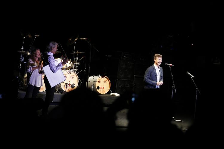 Hyldest. Kronprins Frederik vidste godt, at det var Prince, som publikum ventede på. Han fik dog alligevel en meget pæn modtagelse på Smukfest. 