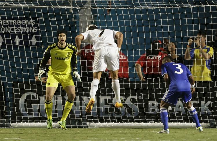 Hovedstød. Ronaldo passerede Petr Cech en gang i hver halvleg. 